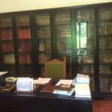 La sala della presidenza dell'Accademia Pugliese delle Scienze: ospita circa 600 testi importanti, i pi� antichi risalgono al 500-600